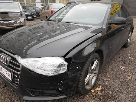 Поврежденные детали Audi A4: разбитая фара, крыло, бампер, капот